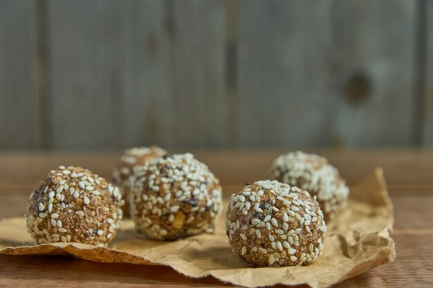 Trufas de proteína crua vegan saborosa ou bolas de energia com ameixas, sementes e nozes