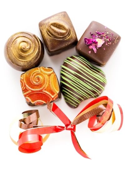 Trufas gourmet variadas de chocolatier local.
