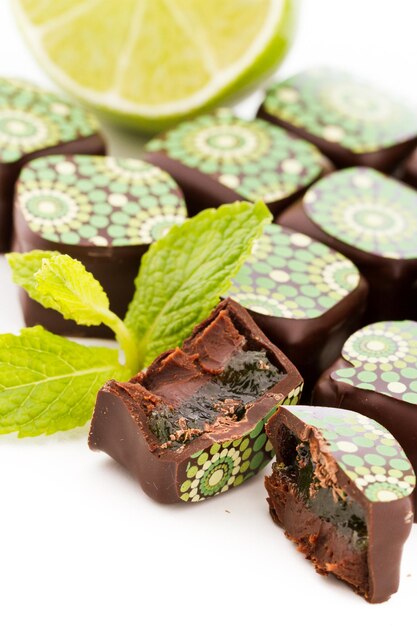 Trufas de mojito de menta sobre un fondo blanco.