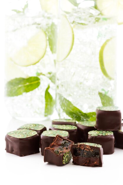 Trufas de mojito de menta sobre un fondo blanco.