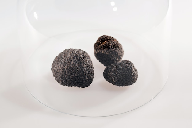 Trufas negras aisladas en un blanco.