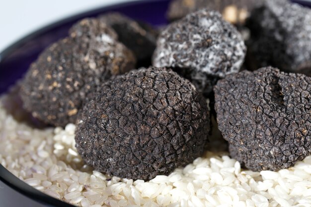 Trufas negras en arroz.