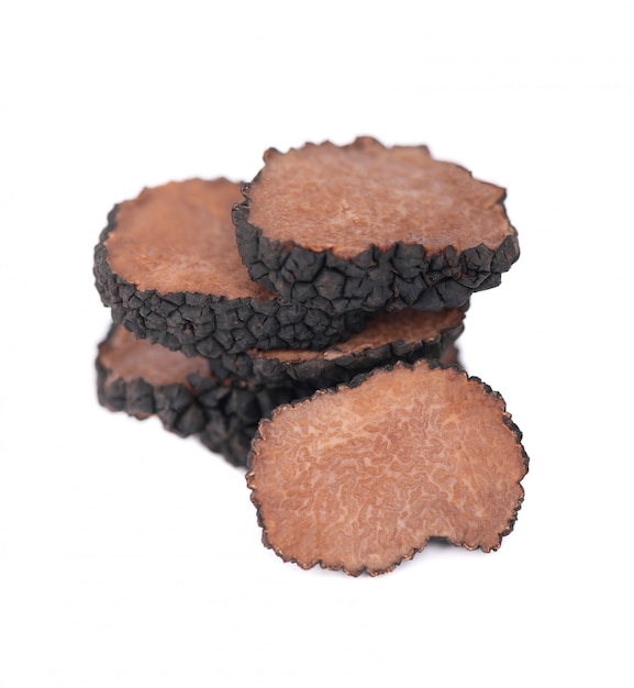 Foto trufas negras isoladas. trufa fresca em fatias. cogumelo de trufa exclusivo de guloseimas. delicadeza francesa picante e perfumada. traçado de recorte