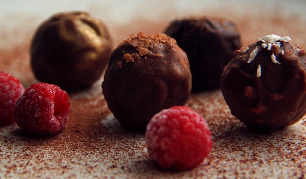 Trufas redondas de caramelo con frambuesas y cacao