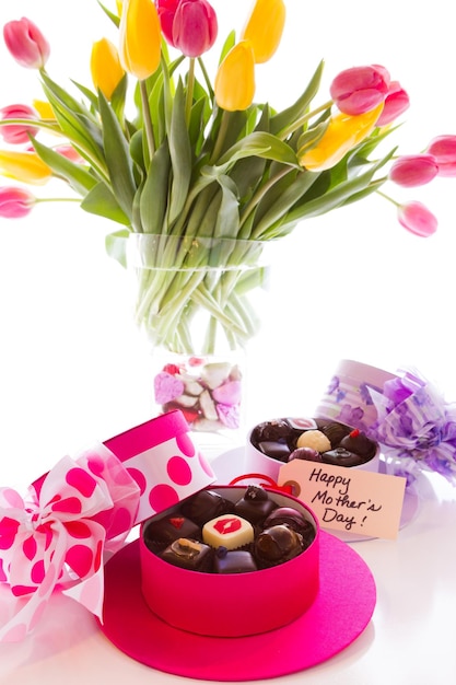 Trufas sortidas em caixas de formato de chapéu fofo para o dia das mães.