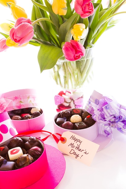 Trufas sortidas em caixas de formato de chapéu fofo para o dia das mães.