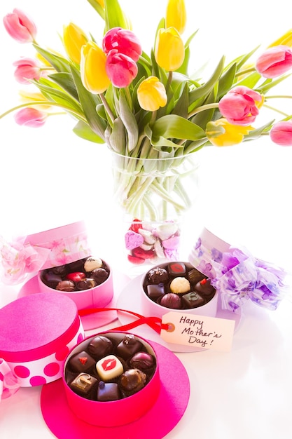 Trufas surtidas en bonitas cajas con forma de sombrero para el Día de la Madre.