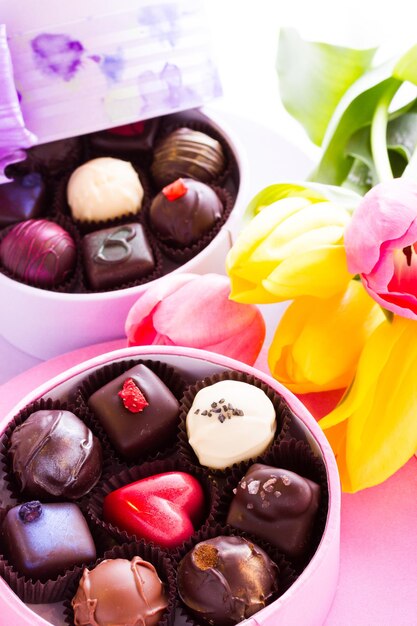 Trufas surtidas en bonitas cajas con forma de sombrero para el Día de la Madre.