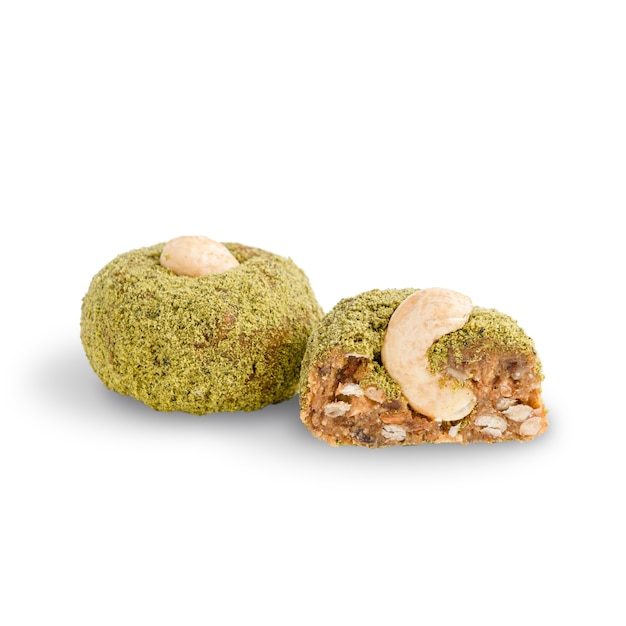 Trufas veganas de noz doce orgânica em pó verde feito de caju isolado no fundo branco