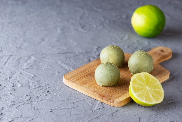 Trufas veganas con matcha y lima sobre una tabla de madera azúcar sin gluten y sin lactosa