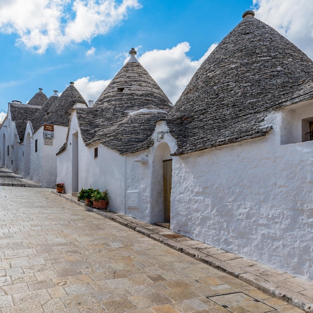 Trulli-Häuser gegen einen bewölkten Himmel