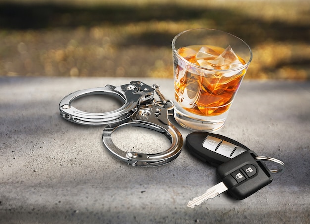 Trunkenheit am Steuer Alkoholismus Alkohol Polizei Handschellen Schlüssel Whisky