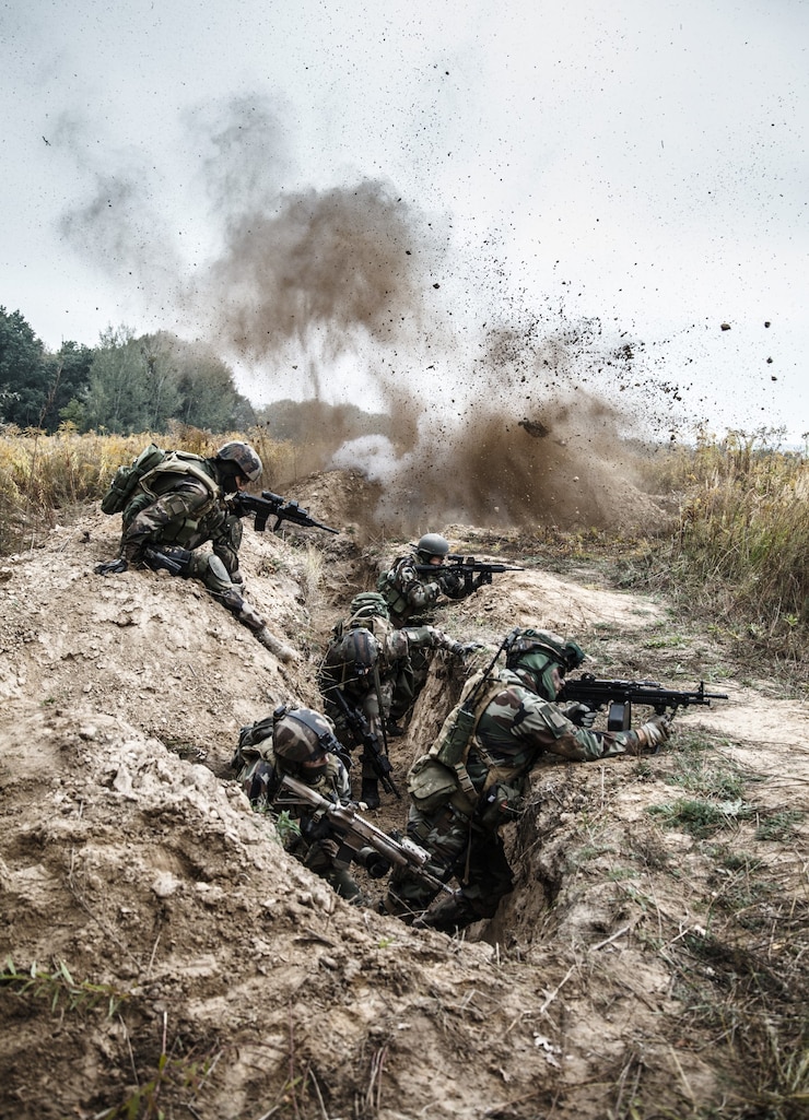 Foto trupp französischer elite-fallschirmjäger des 1. marineinfanterie-fallschirmjägerregiments rpima im einsatz in feindlichen schützengräben, militanten und maschinengewehrschützen
