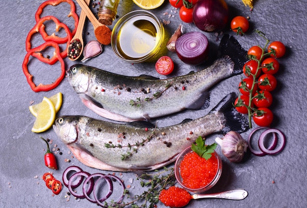 Truta de peixe com especiarias e limão, caviar vermelho