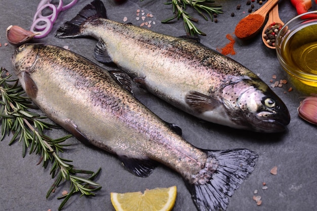 Truta de peixe com especiarias e limão