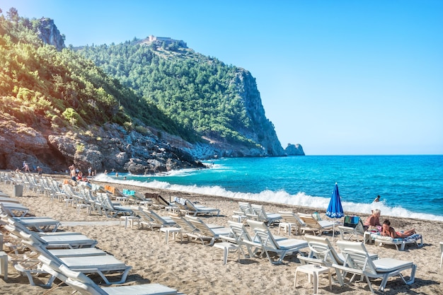 Truthahn. Kleopatras Strand in Alanya mit weißen Sonnenliegen und blauem Mittelmeer