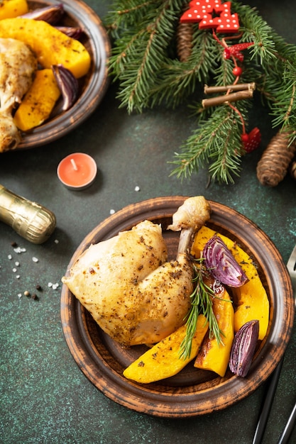 Truthahn-Weihnachtsessen Gebackener Truthahn oder Hühnchen mit Kürbis auf dem festlich gedeckten Tisch