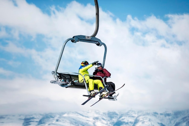 Tsakhkadzor Armenia Janeiro 2021 Esquiadores e snowboarders escalam a montanha de teleférico