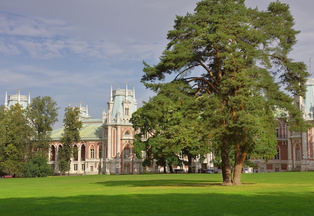 En Tsaritsyn Park, el conjunto del palacio y el parque del arquitecto del siglo XVIII Vasily Bazhenov