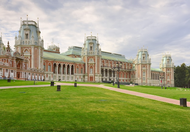 En Tsaritsyn Park, el conjunto del palacio y el parque del arquitecto del siglo XVIII Vasily Bazhenov