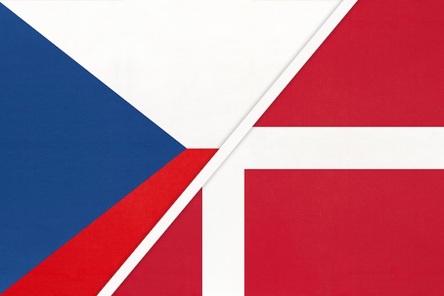 Tschechische Republik und Dänemark Symbol des Landes Tschechien gegen dänische Nationalflaggen