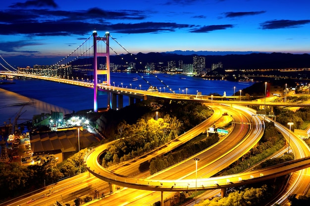 Tsing Ma Bridge em Hong Kong à noite