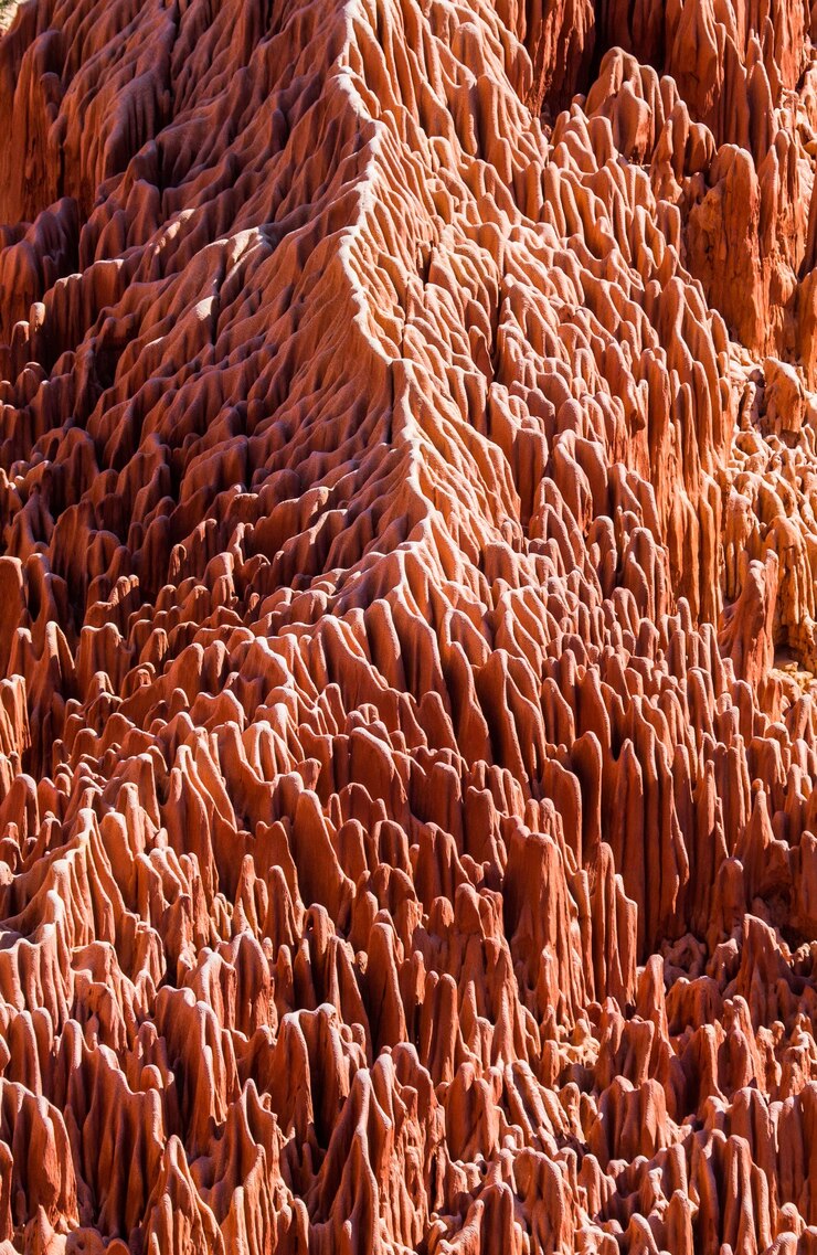 Foto tsingy rojo. paisaje típico. madagascar.
