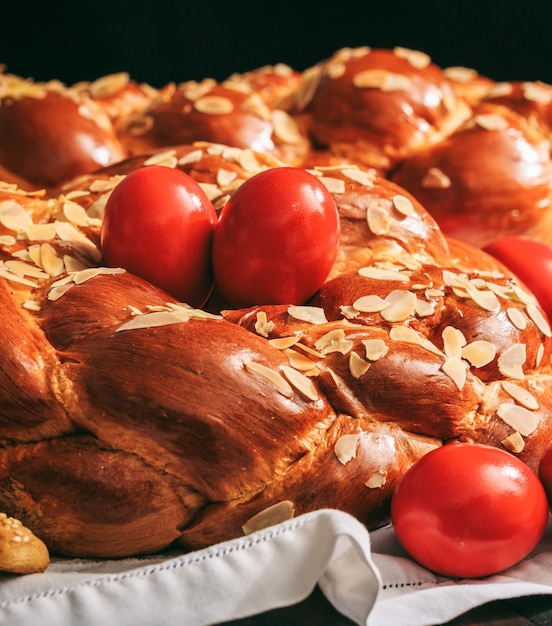 Tsoureki Páscoa tradicional vista de closeup de pão doce