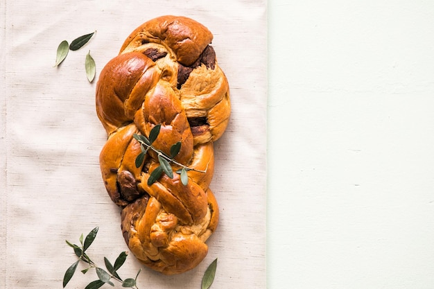 Tsoureki traditionell gebackenes griechisches süßes Osterbrot Osterzeit Frühling Urlaub Essen Konzept Draufsicht flach liegend kopieren Raum