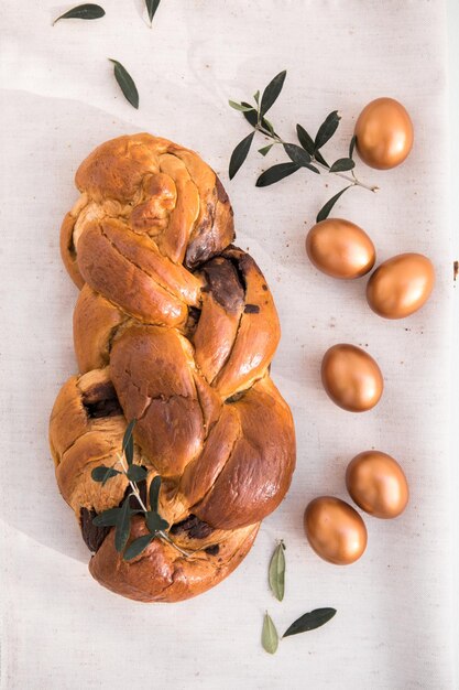 Tsoureki traditionell gebackenes griechisches süßes Osterbrot Osterzeit Frühling Urlaub Essen Konzept Draufsicht flach liegend kopieren Raum