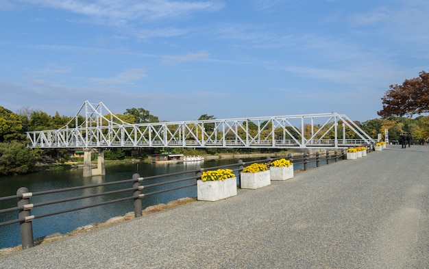 Tsukimi bridge, conectando o castelo de okayama e korakuen em okayama, japão