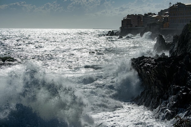 Tsunami huracán tropical en el mar