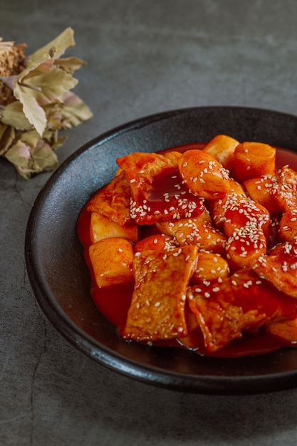 Foto tteokbokki de arroz frito y agitado coreano