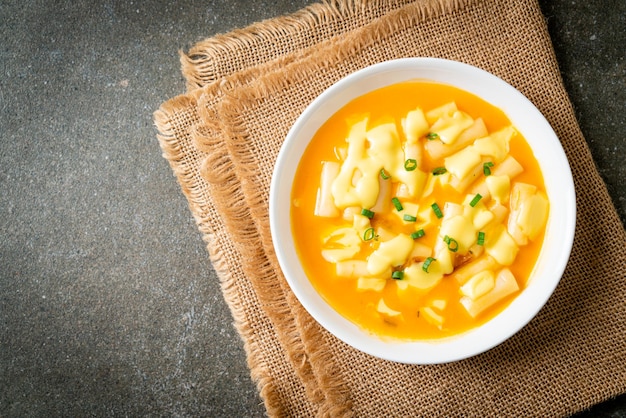 Tteokbokki mit Käse oder koreanischer Reiskuchen mit Käse - koreanischer Essensstil