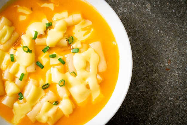 Foto tteokbokki mit käse oder koreanischer reiskuchen mit käse