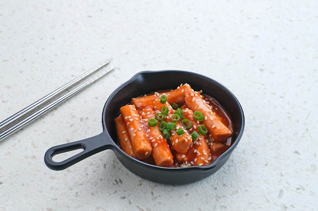 Tteokbokki oder Topokki-Reiskuchen-Stick beliebtes koreanisches Straßenessen mit würziger Gochujang-Sauce