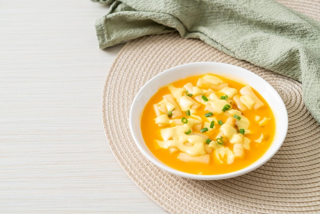 tteokbokki con queso o pastel de arroz coreano con queso - estilo de comida coreana