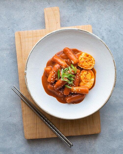 Tteokbokki Reisstock in würziger Soße traditionelle koreanische Küche selektiver Fokus Draufsicht