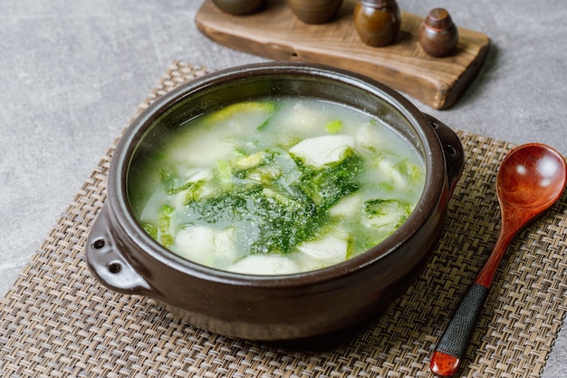 Tteokguk Korean Seaweed Fulvescens Sliced Rice Cake Soup Ovaler Reiskuchen, in Brühe gekocht