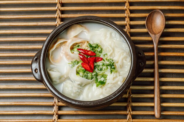 뚝배기에 담긴 한국 음식 만두 칼국수 요리