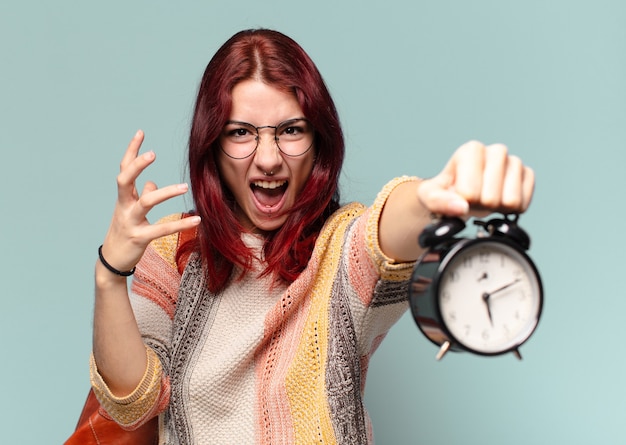 Foto tty estudiante mujer con un reloj despertador