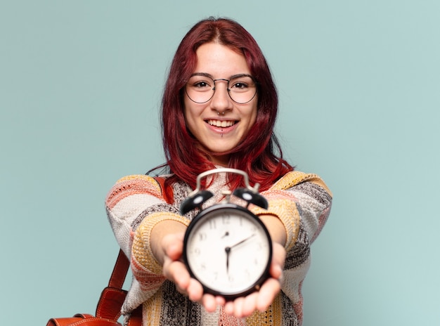 Foto tty estudiante mujer con un reloj despertador