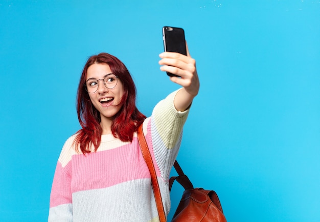 Tty estudiante mujer usando su teléfono