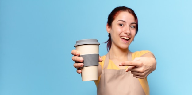 Tty-Frau mit einem Kaffee zum Mitnehmen