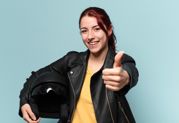 Tty Motorradfahrerin mit Schutzhelm