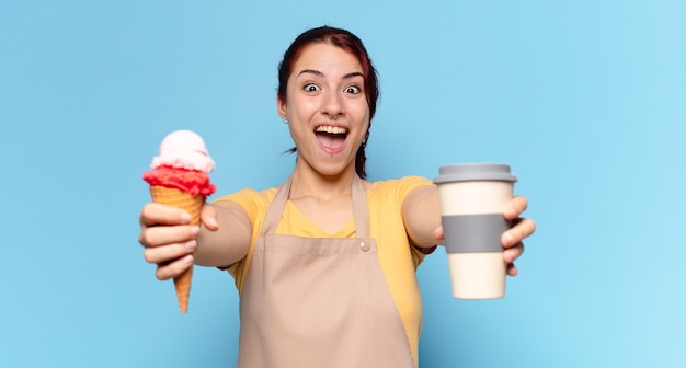 Tty mujer con un café para llevar y un helado