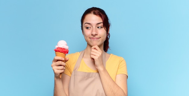 Tty mujer con un delantal con un helado