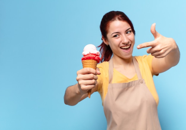 Tty mujer con un delantal con un helado