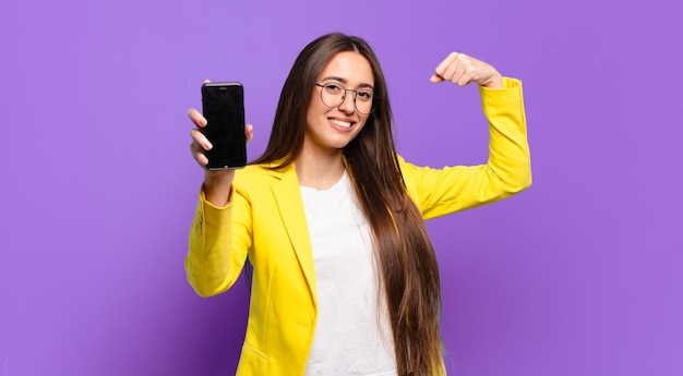 Foto tty mujer mostrando la pantalla de su celular