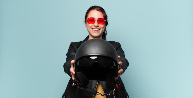 Tty mujer motociclista con casco de seguridad